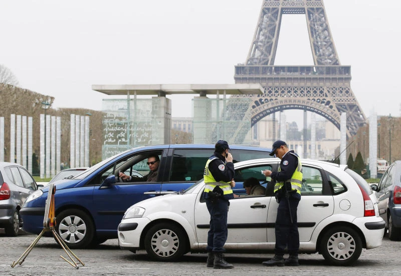 Thousands fined as Paris curbs car use for a day