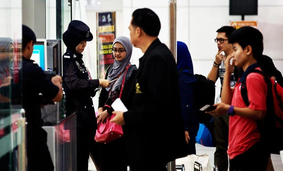 Suspect passengers on missing jet had ‘Asian features’