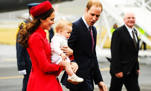 Royals arrive in New Zealand to rain, cheers