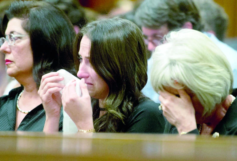 Emotional Pistorius apologizes for killing girlfriend