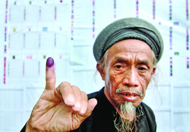 Indonesian elections: Top party hunts for friends