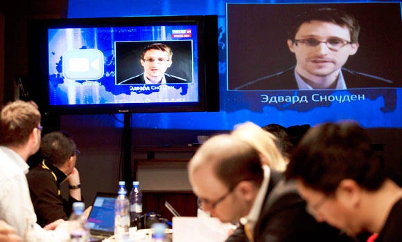 Snowden defends phone-in with Putin