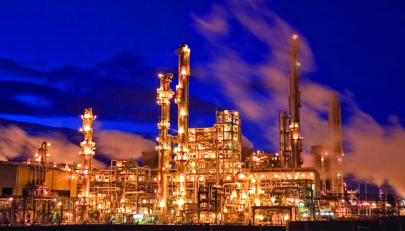 Reliance Q4 sales rise, refining margin narrows
