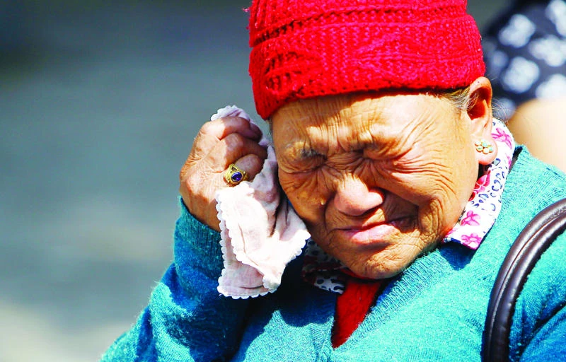 Everest avalanche leaves guides in doubt over plans