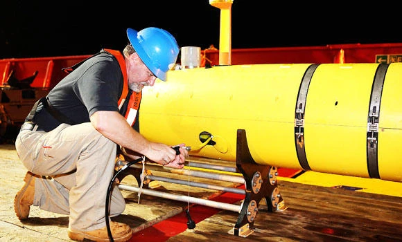 Searchers face tough choices in hunt for MH370