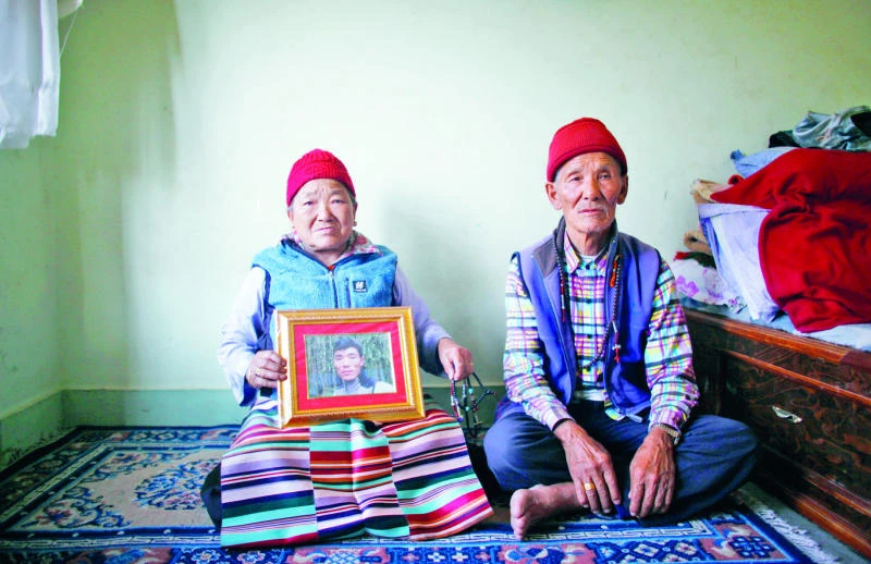 Guides, climbers prepare to leave Everest