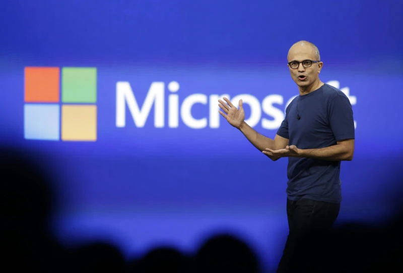 Microsoft raises cloud pitch, targets Dropbox