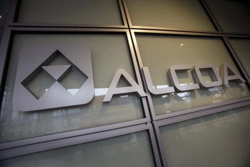 Alcoa reports loss as it shutters capacity