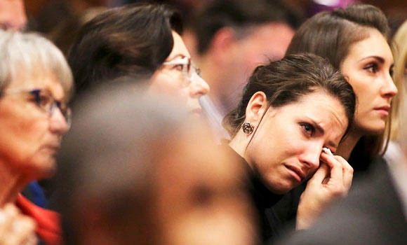 Pistorius urged to look at photo of dead lover