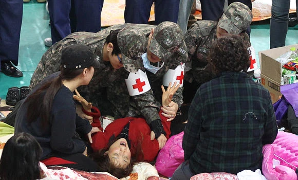 Arrest warrant for S. Korea ferry captain as divers enter ship
