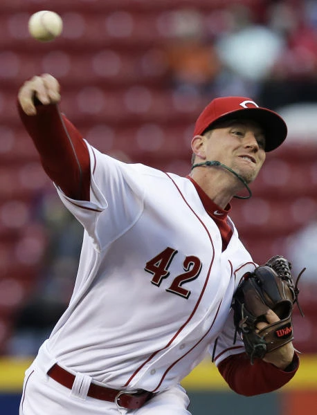 Leake leads Reds to victory over Pirates