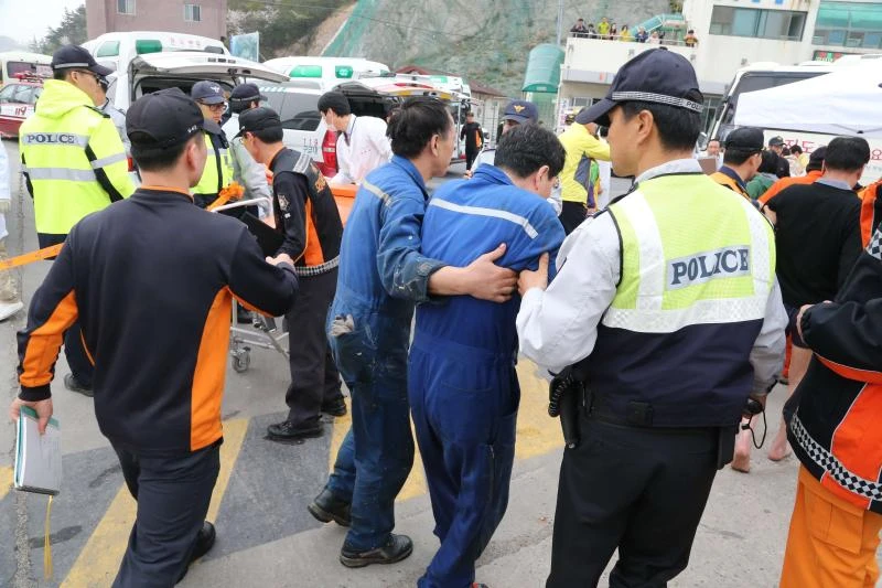 283 missing, 4 dead in South Korea ferry disaster