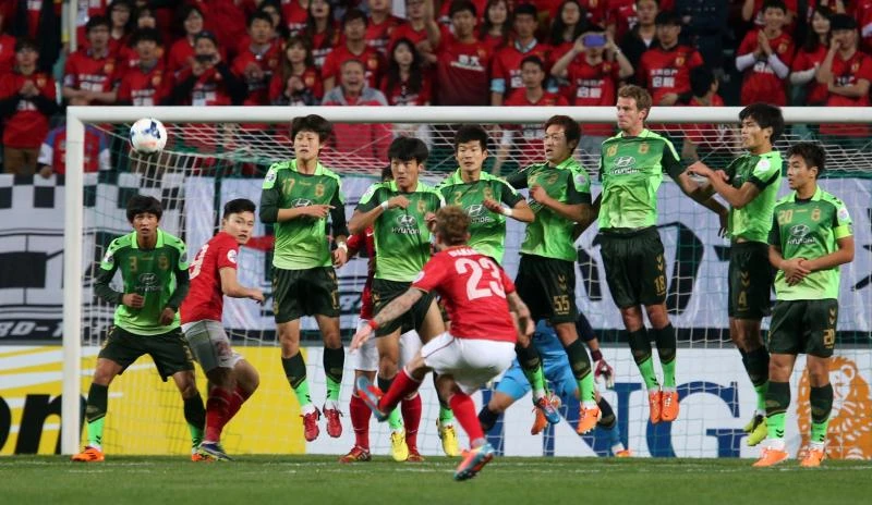 Ten-man Jeonbuk stuns champs Guangzhou