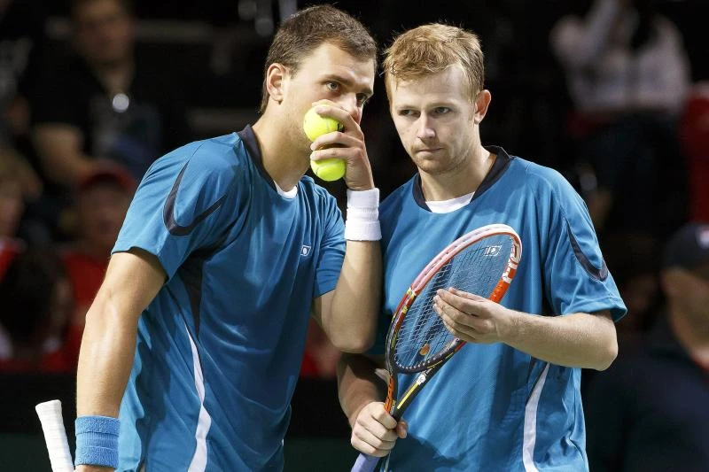 Federer, Wawrinka slump; Britain eyes semis