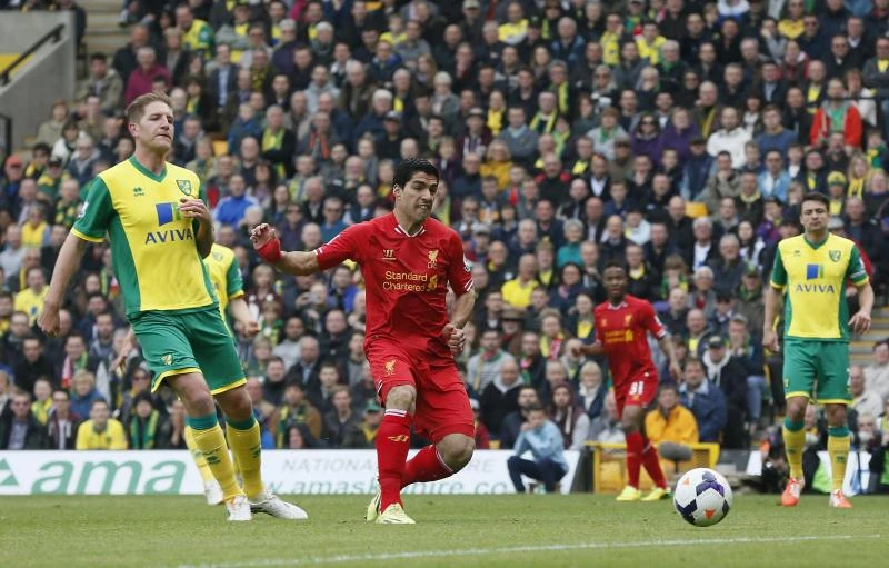 Liverpool closes on title; Everton stuns United
