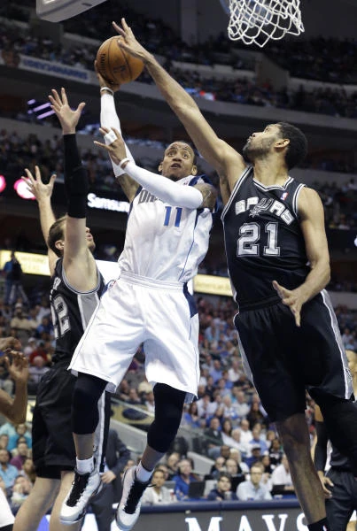 Short-handed Spurs down Mavs