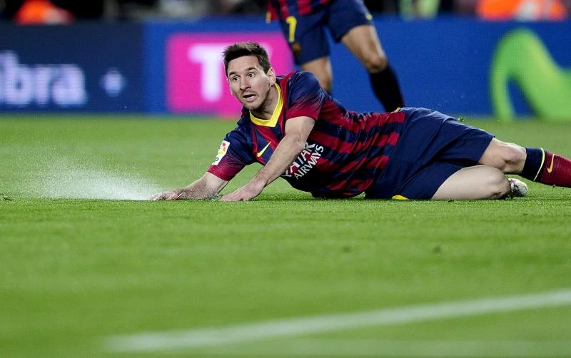 Messi keeps Barca title hopes alive