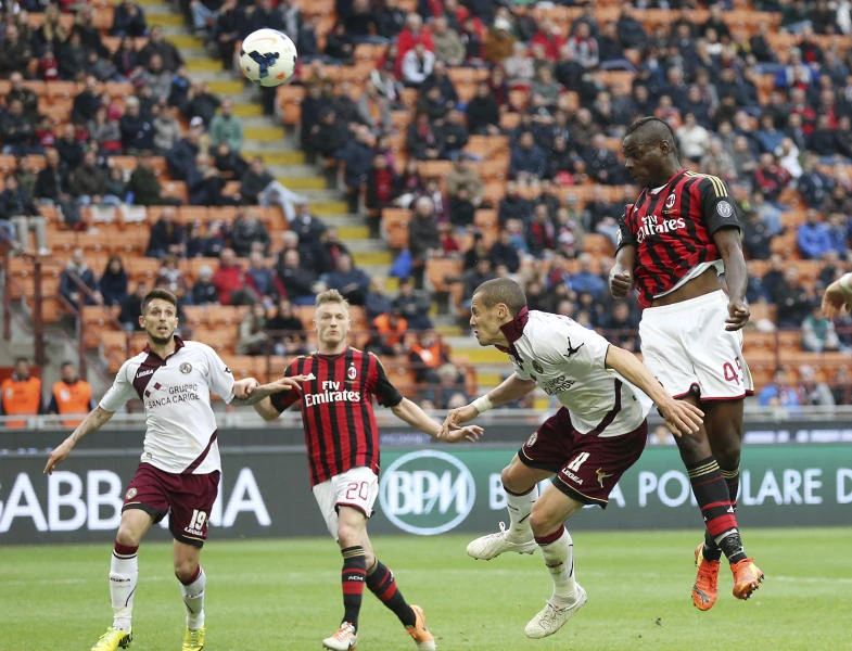 Balotelli leads Milan to 5th straight win