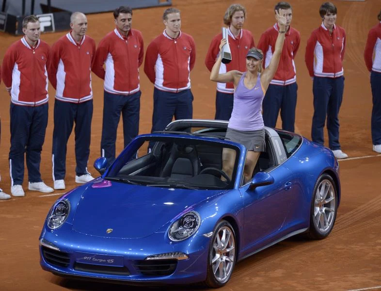 Three-in-a-row for Sharapova in Stuttgart