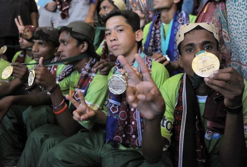 Pakistan street children return to rapturous welcome