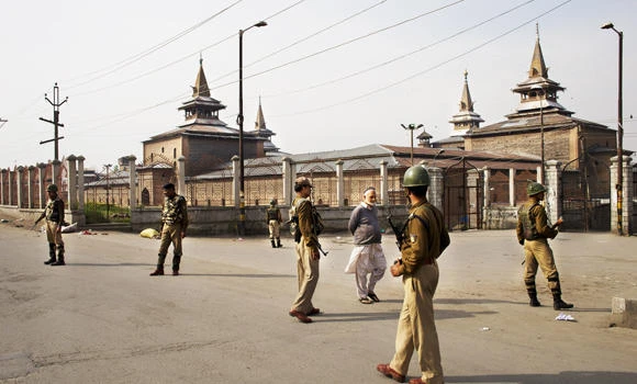 Police detain 600 Kashmir activists ahead of vote