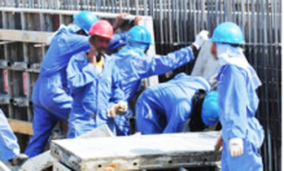 Oman extends curbs on expats