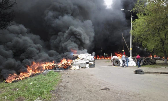 Clashes in east Ukraine leave at least 2 dead
