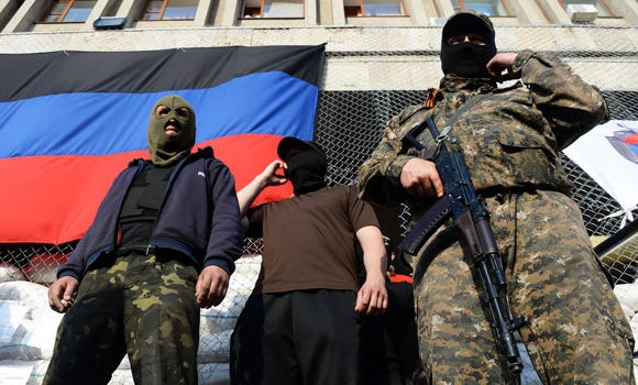 Tensions high as Ukraine militants parade captured OSCE team