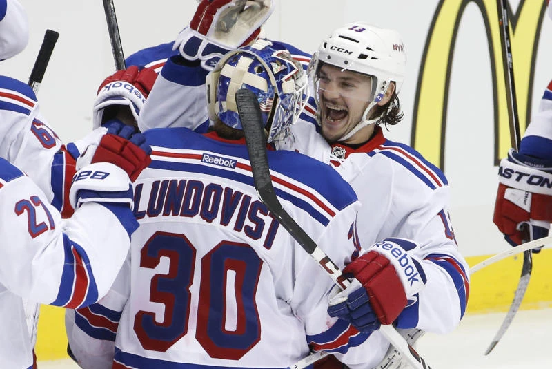 Rangers, Blackhawks open 2nd round of playoffs with victories