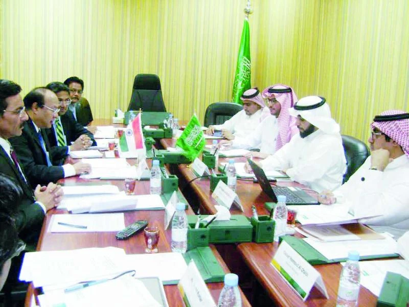 Saudi, Indian officials discuss points of a standard employment contract