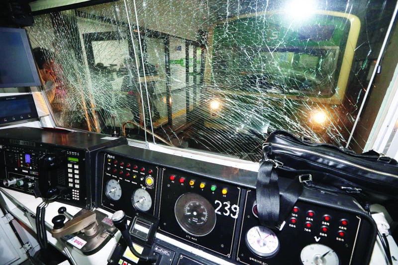 Seoul subway trains crash, scores injured