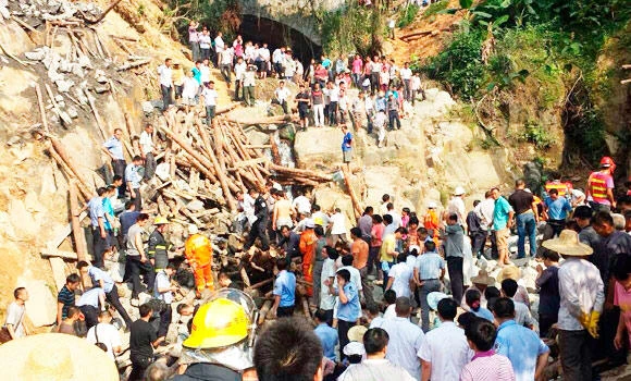 Bridge collapse in south China claims 11 lives