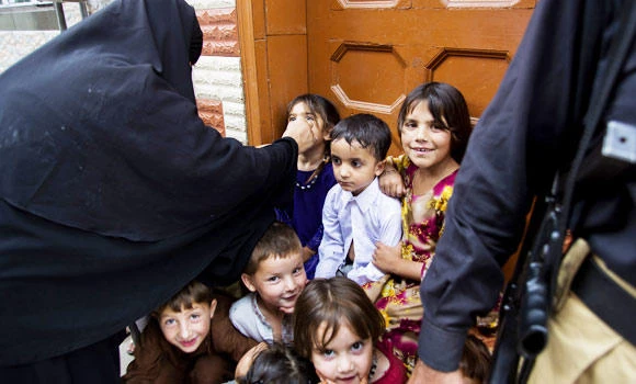 Pakistan to give fliers polio shots at airports