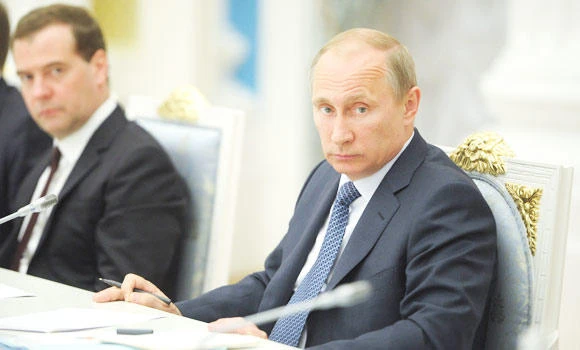 Putin calls on Ukraine rebels to put off secession vote