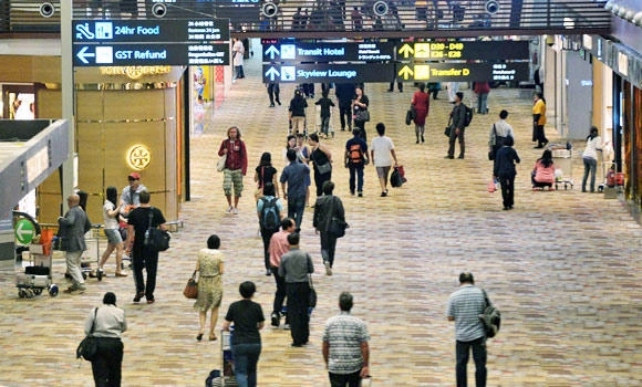 Door snag forces Singapore flight to turn back