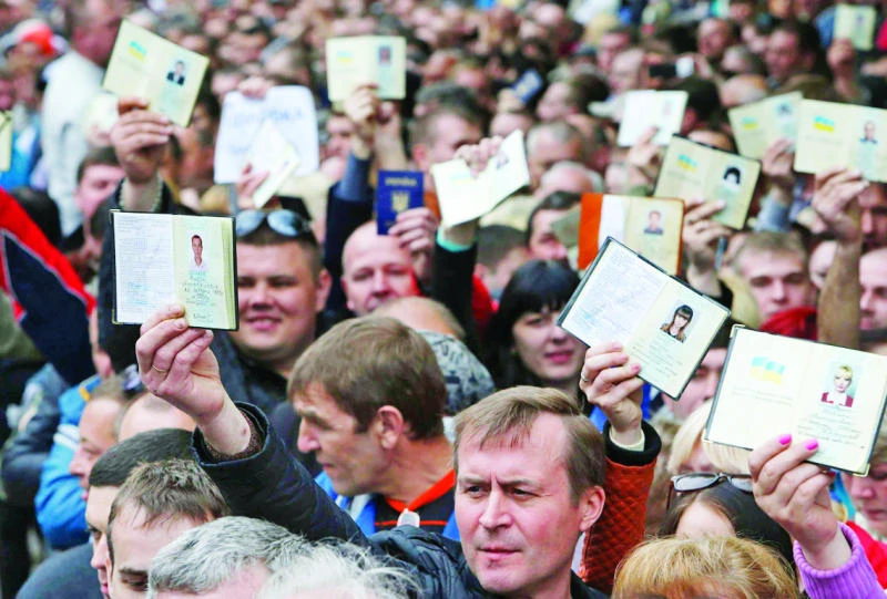 Pro-Russians hold vote to split from Kiev