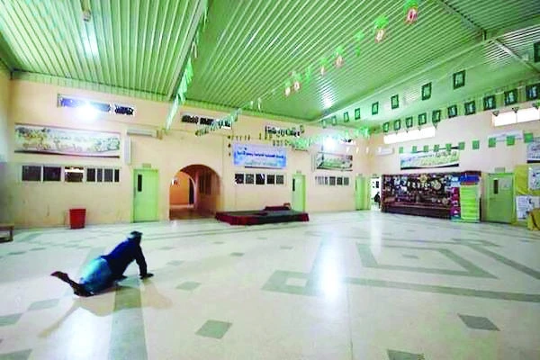 Unfazed by disability and age, Jazan man crawls to literacy classes