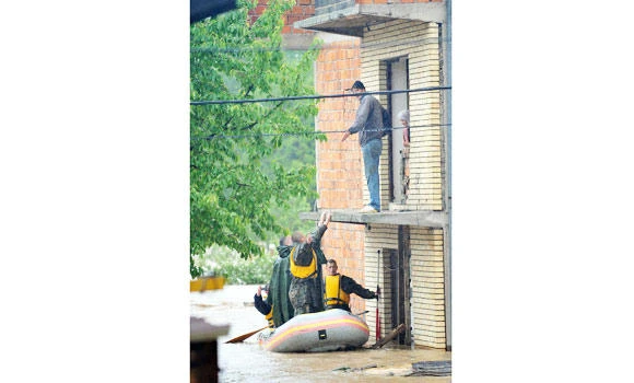 People stranded on roofs as floods sweep Bosnia, Serbia