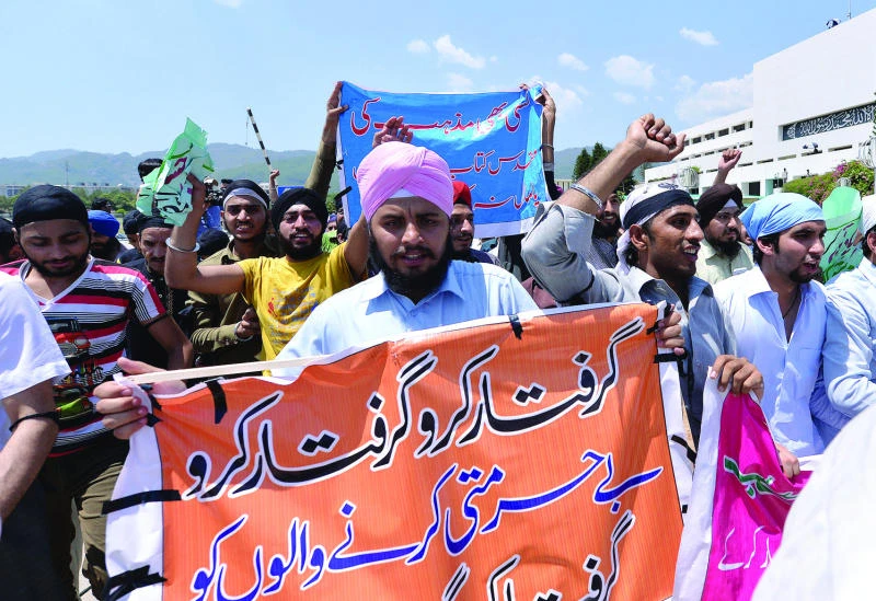Protesting Sikhs push into Pakistan Parliament
