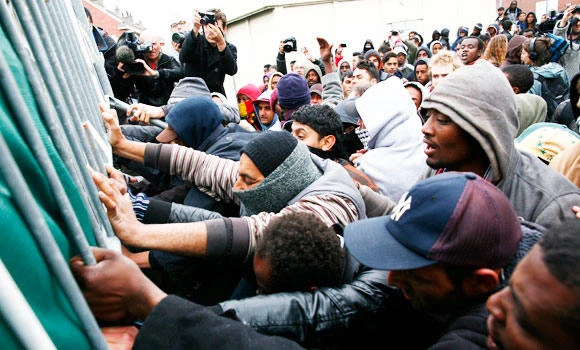 French police evacuate Calais immigrant camps