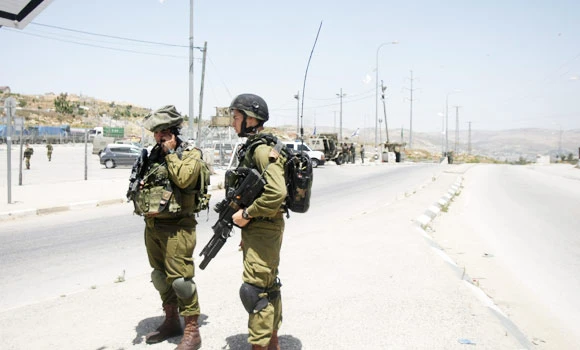 Israeli troops stop Palestinian suicide bomber
