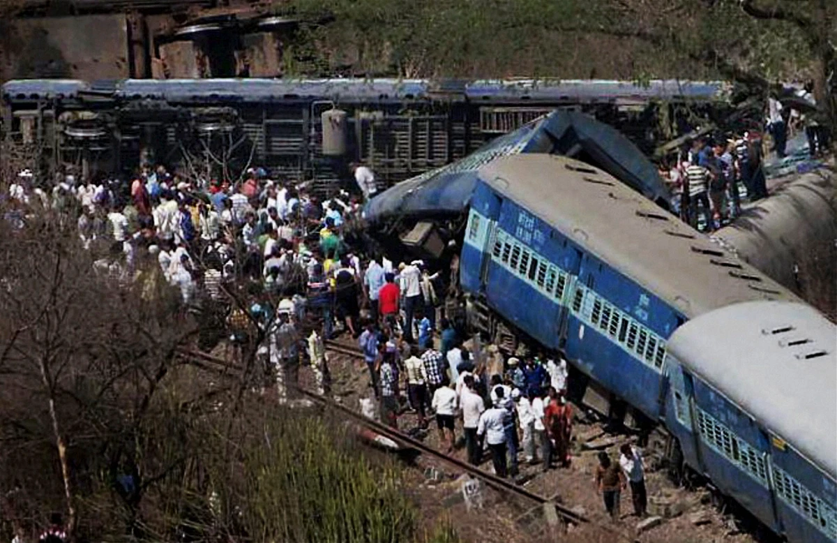 18 die as Indian train derails