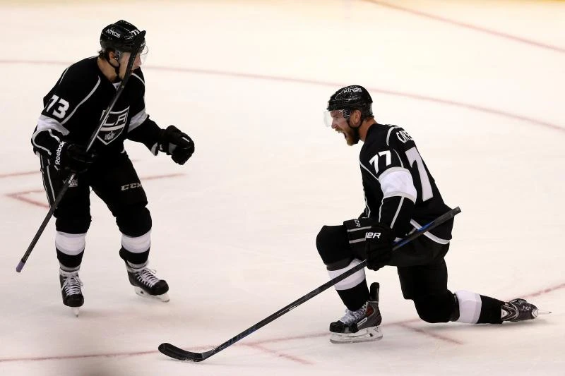Carter leads Kings past Chicago 4-3 in West final