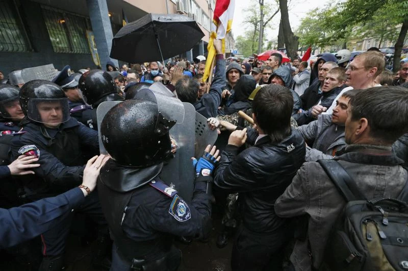 Pro-Russians storm Odessa police station, free pals