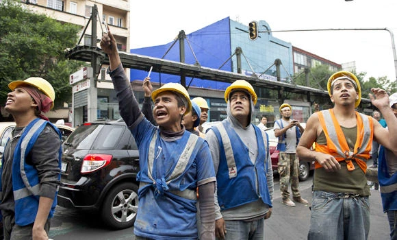 Strong quake shakes Mexico, breaks bridge