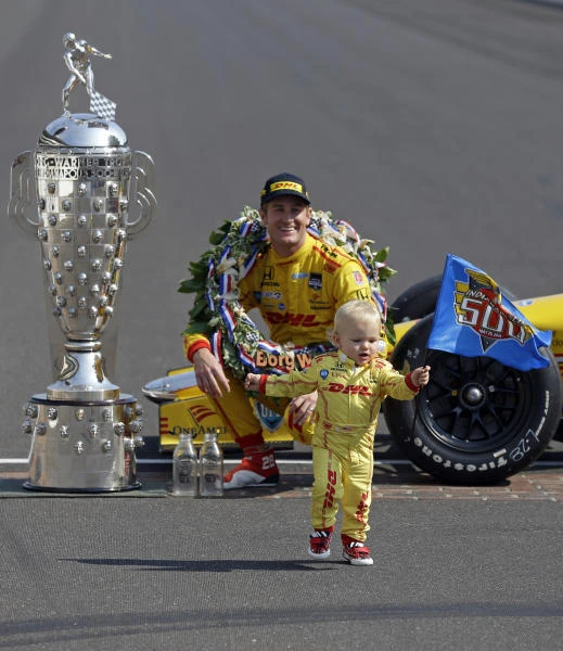 Hunter-Reay thwarts Castroneves to claim Indy 500