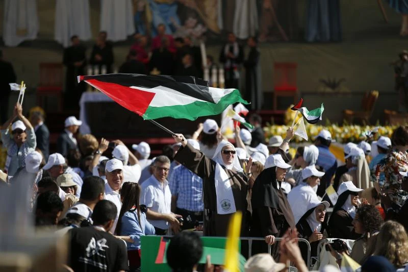 Pope lands in Bethlehem, nod to Palestinian state