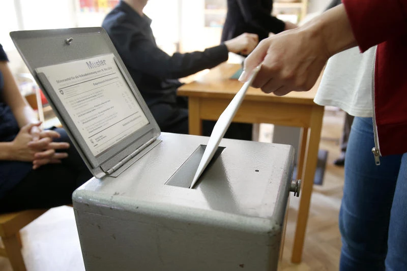 Swiss voters reject minimum wage, fighter jets