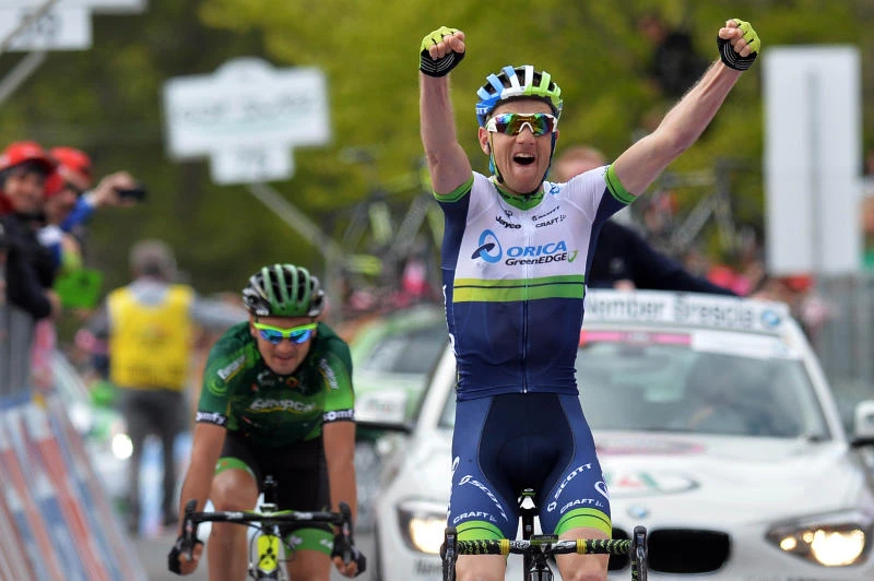 Weening tops Giro ninth stage, Evans keeps lead