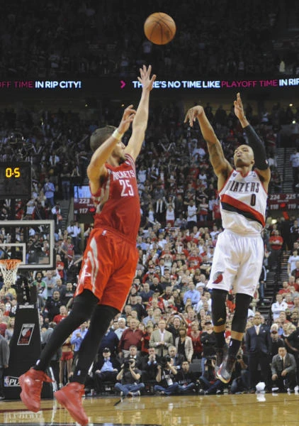 Lillard stunner sends Blazers into 2nd round